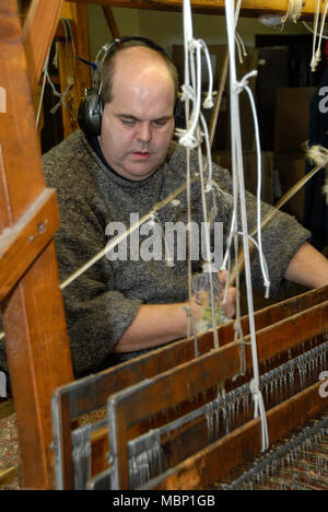 Un tisserand expérimenté exploitant un métier à tisser de navette de mouche âgé de 110 ans à l'usine de laolen d'Avoca dans le village d'Avoca dans le comté de Wicklow, en Irlande du Sud. Banque D'Images