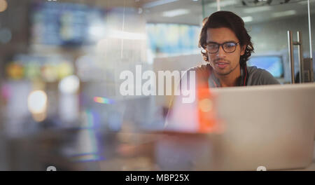 L'accent businessman working at desk in office Banque D'Images