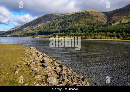 Vue vers le nord-ouest à travers Thirlmere dans le Parc National de Lake District en Cumbrie, Angleterre Banque D'Images