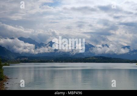 Vue sur le lac Forggensee avec la ville de Füssen et les Alpes en arrière-plan Banque D'Images