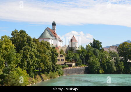 Vue de l'église de Saint Stéphane Franciscaine abbaye franciscaine sur les rives de la rivière Lech à Füssen, Allemagne Banque D'Images