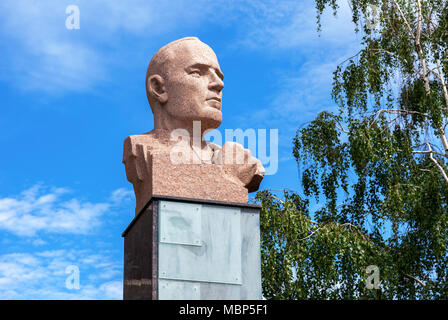 Samara, Russie - 12 juin 2017 : monument de granit Dmitry Karbyshev - un général de l'Armée rouge et héros de l'Union Soviétique Banque D'Images