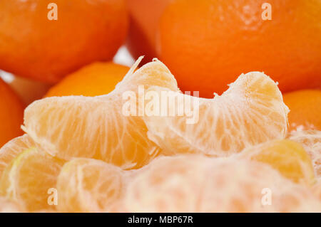 Ensemble de segments d'orange et fruits pelés Banque D'Images