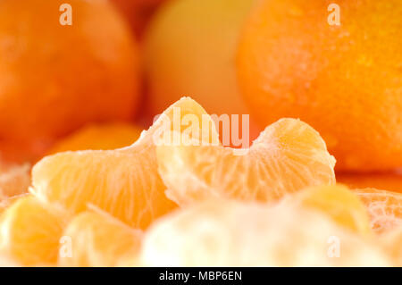 Ensemble de segments de mandarine et les fruits pelés Banque D'Images