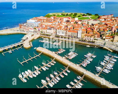 Gijon marina vue panoramique aérienne. Gijon est la plus grande ville des Asturies en Espagne. Banque D'Images