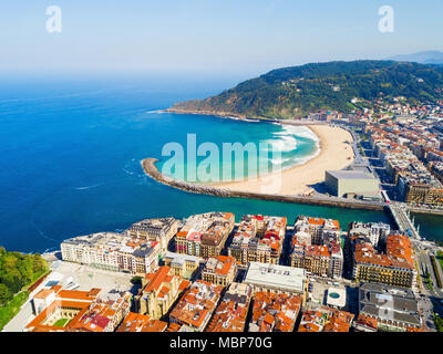 San Sebastian ou Donostia antenne plage vue panoramique. San Sebastian est une ville côtière du pays Basque en Espagne. Banque D'Images