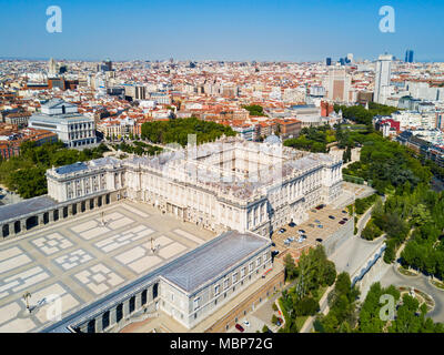 Le Palais Royal de Madrid vue panoramique aérienne. Palacio Real de Madrid est la résidence officielle de la famille royale d'Espagne à Madrid, Espagne Banque D'Images