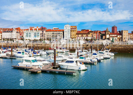 Gijon marina avec des yachts. Gijon est la plus grande ville des Asturies en Espagne. Banque D'Images