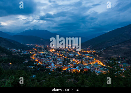 Thimphu dans la nuit de voyage au Bhoutan dans l'himalaya Banque D'Images