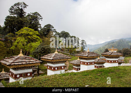 108 Stupas de Dochu La près de Thimphu de road trip au Bhoutan dans l'Himalaya. Banque D'Images