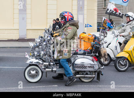 Groupe de mods sur décorées des scooters sur une route de Brighton, East Sussex, Angleterre, Royaume-Uni. Mods britannique. Banque D'Images