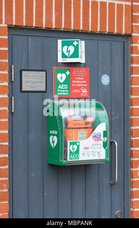 Sauver la vie de la machine de défibrillateurs accessibles au public à la disposition du public de Arundel, West Sussex, Angleterre, Royaume-Uni. Banque D'Images