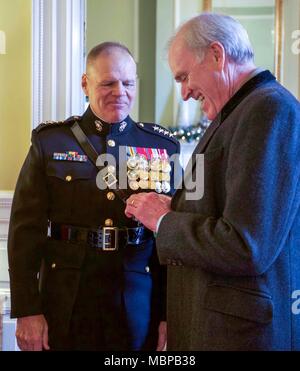 Commandant de la Marine Corps le général Robert B. Neller, gauche, se félicite le Secrétaire à la marine, Richard C. Spencer avant l 2018 Sérénade Surprise au domicile de la Commandants, Washington, D.C., le 1 er janvier 2018. La Surprise Serenade est une tradition qui remonte au milieu des années 1800, dans laquelle la bande maritime américain dans sa musique pour le Commandant de la Marine Corps à son domicile le jour du Nouvel An. (U.S. Marine Corps photo par le Sgt. Olivia G. Ortiz) Banque D'Images