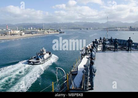 PEARL HARBOR (janv. 2, 2018) - Les marins affectés à l'adjudication du sous-marin USS Frank Câble (comme 40), l'homme les rails comme le navire tire en Joint Base Harbor-Hickam Pearl, 2 janvier. Frank, l'avant-déployé à Guam, réparations, réarme et reprovisions déployés dans le U.S. Naval Forces Indo-Asia-région du Pacifique. (U.S. Photo par marine Spécialiste de la communication de masse 3 classe Heather C. Wamsley/libérés) Banque D'Images