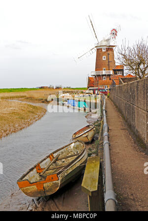 Une vue sur la rivière Glaven avec petit quai par le CLAJ Mill sur la côte nord du comté de Norfolk à Claj-next-the-Sea, Norfolk, Angleterre, Royaume-Uni, Europe. Banque D'Images