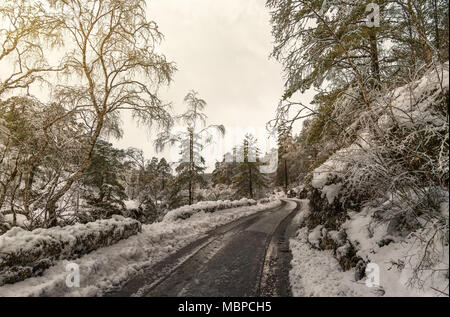 Vue d'une étroite route d'hiver dans les highlands écossais. Banque D'Images