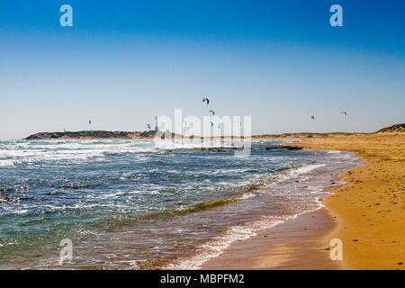 Le kitesurf au large du cap Trafalgar, Espagne. Cap de Trafalgar est une pointe dans la province de Cadix dans le sud-ouest de l'Espagne. Banque D'Images