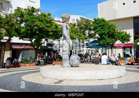 Dom Sebastiao sculpture de la Praça Gil Eanes de touristes profitant de la fixation, Lagos, Algarve, Portugal, Europe. Banque D'Images