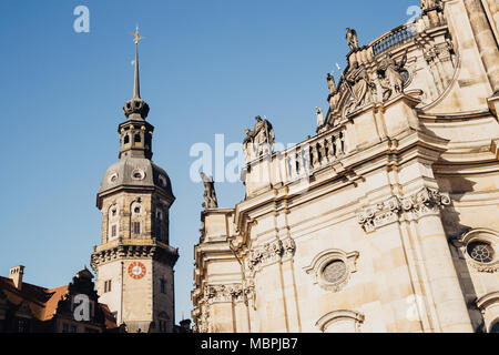 Hofkirche Katholische et Hausmannsturm, vieille architecture à Dresde, Allemagne Banque D'Images