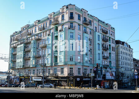 Kiev, Ukraine - le 8 avril 2018 : maison d'habitation à l'intersection de la rue Volodymyrska et lev Tolstoï à Kiev, Ukraine. Banque D'Images