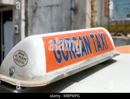 Enseigne sur le toit haut d'une vieille voiture persan. Gorgan, Iran Banque D'Images