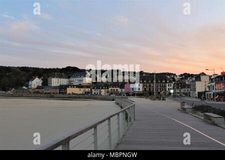 Morgat au coucher du soleil dans la presqu'île de Crozon, parc régional naturel d'Armorique - Bretagne, France Banque D'Images