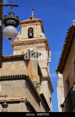 Bell Tower, l'éclairage de rue et ruelle dans le petit village de Caravaca de la Cruz, Murcia, Espagne. Banque D'Images