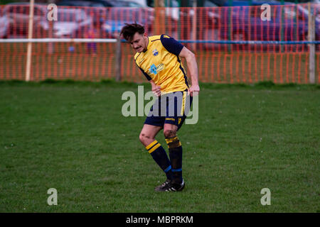 Port Talbot Town striker Josh Humphries célèbre marquant son second semestre, de l'égaliseur Cwmamman United 2-2 Port Talbot Town. Banque D'Images