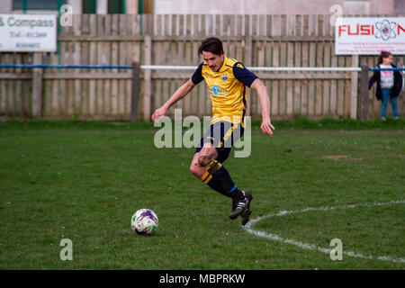 Port Talbot Town striker Josh Humphries contrôle la balle. Cwmamman United 2-2 Port Talbot Town. Banque D'Images