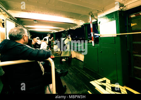 Traverser le port de Victoria sur le Star Ferry à Hong Kong, RAS de Chine Banque D'Images