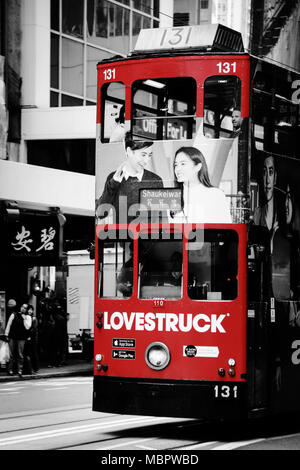 Système de transport public à Hong Kong : Un tramway rouge Lovestruck Banque D'Images