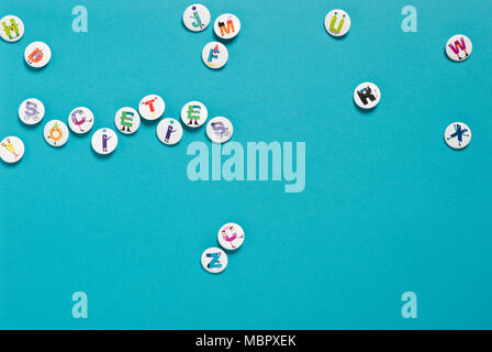 Une sélection d'insignes pin sur un fond bleu Banque D'Images