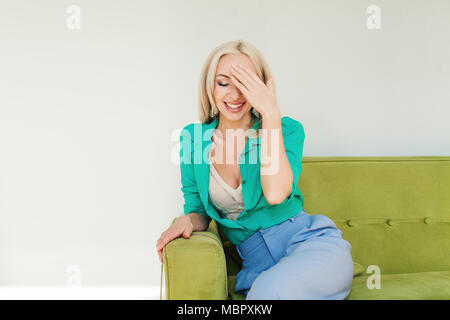 Heureux modèle féminin en riant. Femme blonde hairstyle, portrait Banque D'Images