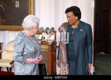 La reine Elizabeth II (à gauche) reçoit le secrétaire général du Commonwealth, la Baronne Patricia Scotland, lors d'une audience dans la salle Oak au château de Windsor, Berkshire. Banque D'Images