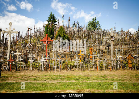 Vilnius, Lituanie - CIRCA JUILLET 2013 - Colline des Croix un célèbre site de pèlerinage dans le nord de la Lituanie. Banque D'Images