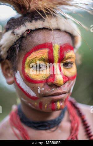 Close-up portrait d'une jeune fille initiée Huli avec visage peint, vallée de Tari, Papouasie Nouvelle Guinée Banque D'Images