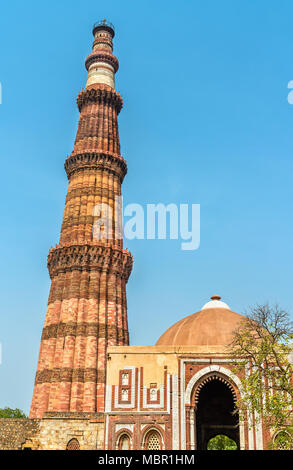 Alai Darwaza et Qutub Minar au complexe Qutb à Delhi, Inde Banque D'Images