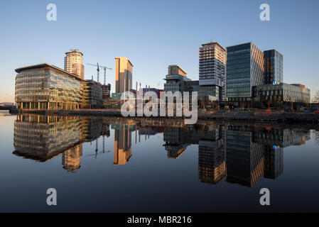 Tôt le matin, réflexions à Salford, Greater Manchester England UK Banque D'Images