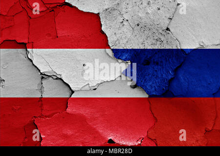 Drapeaux de l'Autriche et la Russie peint sur mur fissuré Banque D'Images