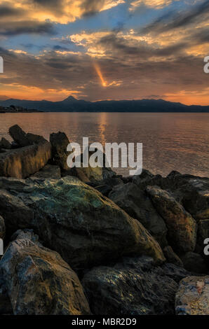 Héraklion, Crète - Grèce. De soleil colorés au-dessus de l'ancien port de Héraklion. Réflexions sur la mer et les roches Banque D'Images