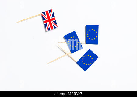 L'un Union Jack flag et trois drapeaux de l'Union européenne sur un fond blanc Banque D'Images