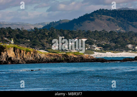 Pebble Beach, Californie, CA., USA 11 Février, 2017 Le 7e green à Pebble Beach Golf Links & vue de Carmel Beach pendant la AT&T Pro-Am National Banque D'Images