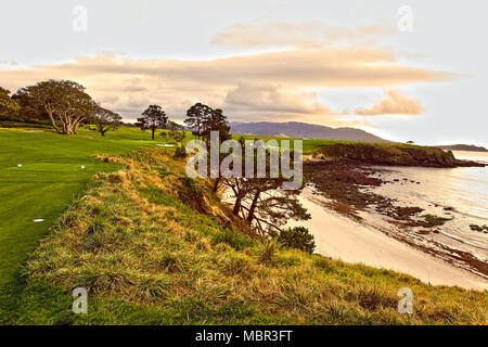 Pebble Beach, Californie, CA., USA 11 décembre 2016 vue paysage, au coucher du soleil, du 5ème trou - par trois - à Pebble Beach liens . Lieu de la Banque D'Images