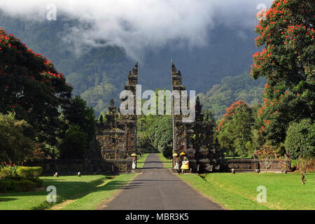 Porte balinaise traditionnelle hindoue - Candi Bentar Bedugul, à Bali, en Indonésie. Banque D'Images