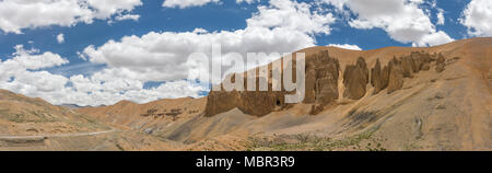 Paysage de la vallée du désert de montagne dans l'himalaya sur Manali - Leh au Ladakh, Inde route Banque D'Images