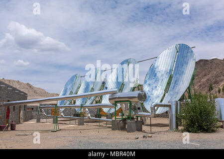 Les grandes chaudières à eau solaire dans l'école expérimentale moderne à Leh, Ladakh, Inde. Conсept d'énergie de remplacement Banque D'Images