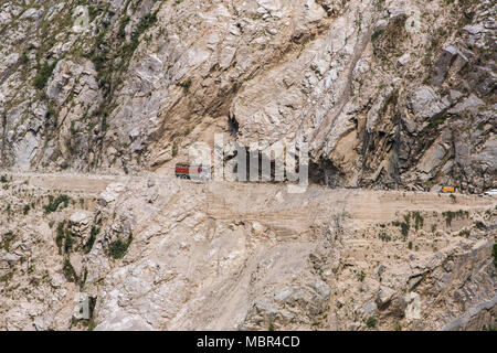 La circulation sur le passage Zojila Kargil entre Srinagar et au Jammu-et-Cachemire, l'Inde Banque D'Images