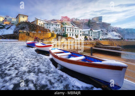 Bateaux dans Puerto Viejo de Algorta à Getxo en hiver avec de la neige Banque D'Images