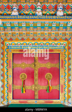 Belles portes avec poignée de porte d'or dans le monastère de Rumtek à Gangtok, Inde. Détail de l'architecture close-up Banque D'Images