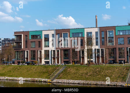 Le rouge et le blanc des maisons de série brickwall vu à Berlin, Allemagne Banque D'Images